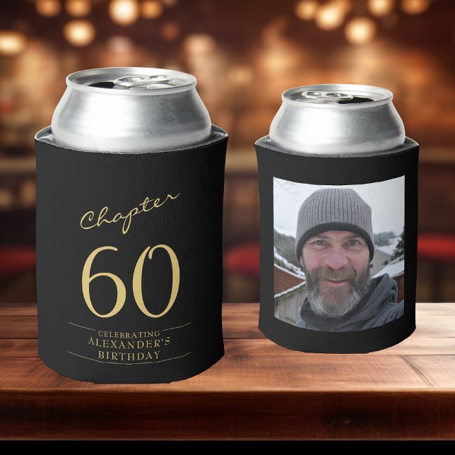 Rafraîchisseur Pour Canette 60e anniversaire Black Gold Photo (60th birthday black and gold can coolers with photo template on a bar top)