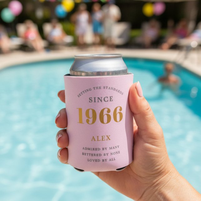 Rafraîchisseur Pour Canette 60e anniversaire Nom 1965 rose Grey Elegant Chic (Pink 1966 Can cooler. Pool background.)