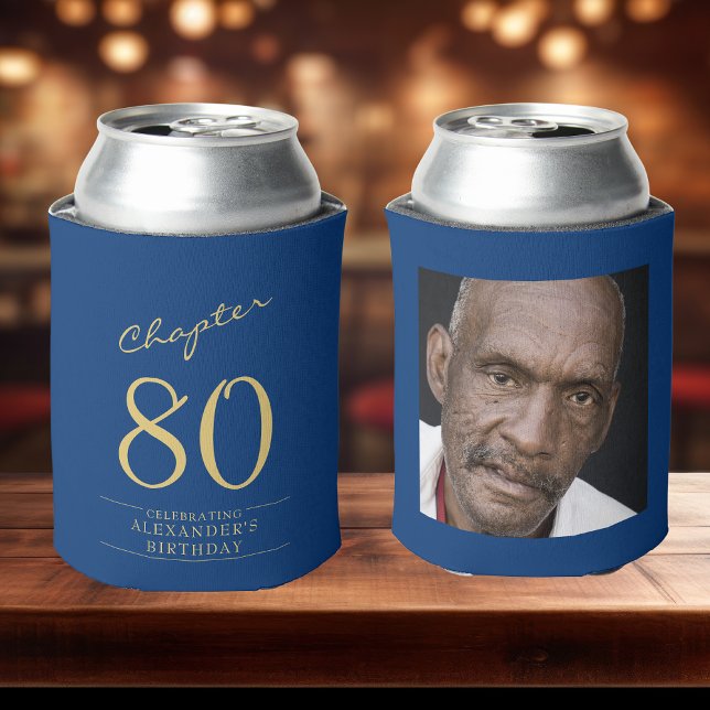 Rafraîchisseur Pour Canette 80e anniversaire Modèle photo d'or bleu (Custom 80th birthday can coolers with name on front, photo on rear. Two sat on a bar top)