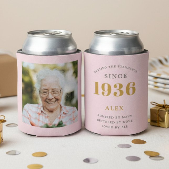 Rafraîchisseur Pour Canette 90e anniversaire Nom 1935 Chic rose Grey Photo (90th birthday Pink can coolers on a table.)