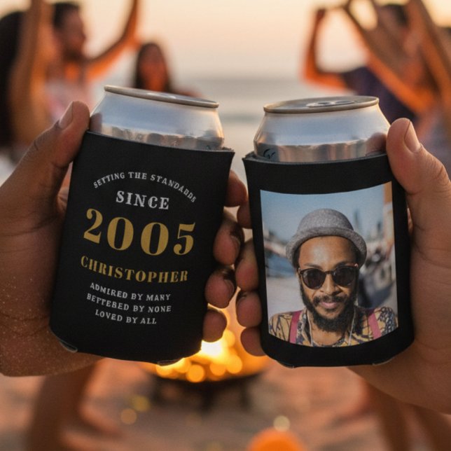 Rafraîchisseur Pour Canette Anniversaire 21 ans Noir Or avec Photo (21st birthday can cooler front and rear shot. Blurred background.)