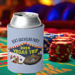 Rafraîchisseur Pour Canette Bachelor Party sur mesure Las Vegas Trip Casino<br><div class="desc">Customisez votre propre baccalauréat peut refroidir pour un voyage à Las Vegas. Un cool personnalisé peut refroidir avec des éléments de casino de jeu comme un jeu de cartes, des puces de poker, et roulette roue avec Vegas Trip en script jaune. Amusant joueur garde cadeau de saké pour vos groomsmen...</div>