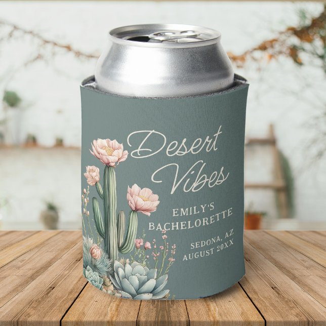 Rafraîchisseur Pour Canette Bachelorette Blooming Cactus Succulent Désert Vibe ( A desert-themed can cooler with cacti, succulents, and Desert Vibes text on a muted green backgroun)