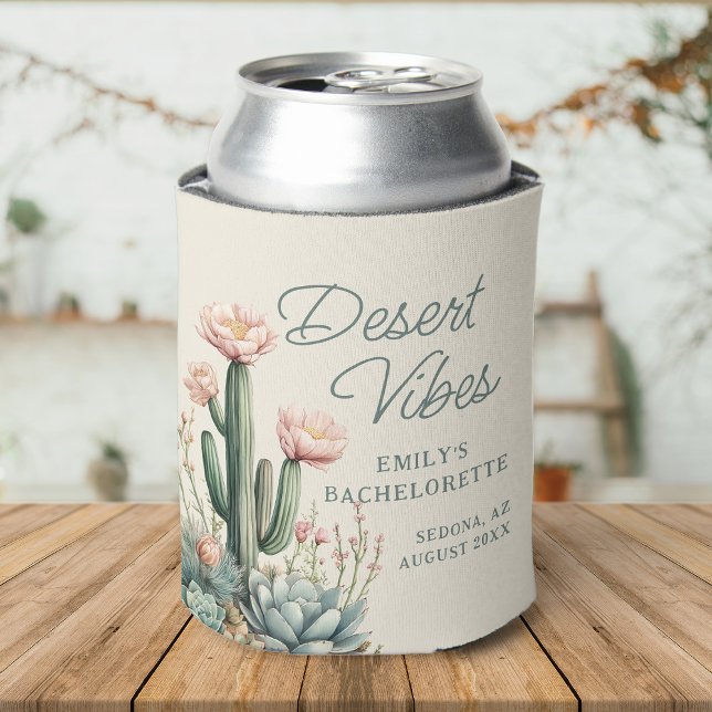 Rafraîchisseur Pour Canette Bachelorette Blooming Cactus Succulent Désert Vibe (A desert-themed can cooler with cacti, succulents, and "Desert Vibes" text, set on a wooden surface.)