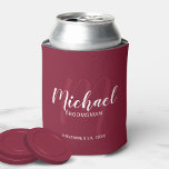 Rafraîchisseur Pour Canette Burgundy Rouge moderne Script Personnalisé Groomsm<br><div class="desc">Ajoutez une touche personnelle à votre mariage avec des groomsmen personnalisés peut refroidir. Ce peut refroidir caractéristiques personnalisées groomsmen nom en blanc style de police script moderne et monogramme en rouge clair style de police script moderne comme arrière - plan avec titre et date mariage en gris moderne sans serif...</div>