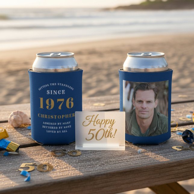 Rafraîchisseur Pour Canette Cadeau personnalisé 50e anniversaire bleu or avec  (50th Birthday can coolers showing front and rear on a table at a beach.)