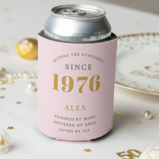 Rafraîchisseur Pour Canette Cadeau personnalisé élégant pour 50e anniversaire  (1976 pink can cooler white background)