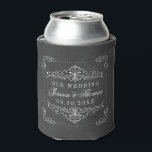 Rafraîchisseur Pour Canette Collection de Mariages Ornate Chalkboard<br><div class="desc">Célébrez dans le style avec ces élégants et très tendance mariage peuvent refroidir. Le design est facile à personnaliser avec votre propre libellé et votre famille et vos amis seront ravis quand ils verront ces fabuleux refroidisseurs de boîtes. Les éléments correspondants se trouvent dans la collection.</div>