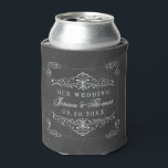 Rafraîchisseur Pour Canette Collection de Mariages Ornate Chalkboard<br><div class="desc">Célébrez dans le style avec ces élégants et très tendance mariage peuvent refroidir. Le design est facile à personnaliser avec votre propre libellé et votre famille et vos amis seront ravis quand ils verront ces fabuleux refroidisseurs de boîtes. Les éléments correspondants se trouvent dans la collection.</div>
