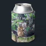 Rafraîchisseur Pour Canette Deez Nuts Funny Squirrel Photo Adulte Humour<br><div class="desc">DEEZ NUTS ! Un écureuil hilarant joue avec des mots qui plaisantent sur ses noix. Humour brut pour un adulte. Faites rire vos amis avec cette citation pop culture.</div>