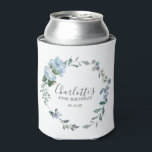 Rafraîchisseur Pour Canette Dusty Blue Floral Custom 40th Birthday Custom<br><div class="desc">Très élégant peut refroidir pour une fête de 40ème anniversaire. Une couronne fleurie présente des pivoines bleues poussiéreuses et des fleurs roses nichées dans des feuilles d'eucalyptus bleus. Le nom de la femme est écrit dans une police de caractères tendance. 40e anniversaire et date suivent. Ce 40e anniversaire peut refroidir...</div>