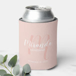 Rafraîchisseur Pour Canette Écrivain Personnalisé De Script Moderne<br><div class="desc">Ajoutez une touche personnelle à votre mariage avec un cadeau de femme de chambre personnalisée. Ce design présente le nom personnalisé de la servante d'accueil dans le style de police de script moderne blanc et monogramme dans le style de police de script moderne rose pâle comme arrière - plan avec...</div>
