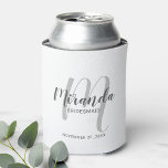 Rafraîchisseur Pour Canette Écrivain Personnalisé De Script Moderne<br><div class="desc">Ajoutez une touche personnelle à votre mariage avec un cadeau de femme de chambre personnalisée. Ce design présente le nom personnalisé de la servante de pont dans le style de police de script moderne gris et monogramme dans le style de police de script moderne gris clair comme arrière - plan...</div>