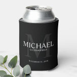 Rafraîchisseur Pour Canette Élégant Noir Personnalisé Groomsmen<br><div class="desc">Ajoutez une touche personnelle à votre mariage avec des groomsmen personnalisés peut refroidir. Ce peut refroidir les caractéristiques personnalisées nom du marié avec titre et date mariage en blanc et monogramme en gris comme arrière - plan, dans le style de police serif classique, sur arrière - plan noir. Parfait aussi...</div>