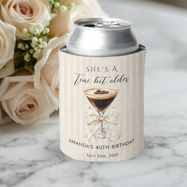 Rafraîchisseur Pour Canette Elle est un peu plus âgée Espresso Martini Rafraîc (She's a tini bit older Espresso Martini birthday Drink cooler)