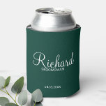 Rafraîchisseur Pour Canette Émeraude Vert moderne Groomsman personnalisé<br><div class="desc">Cadeaux Groomsman personnalisés avec le nom de marionnettiste personnalisé en blanc style de police de script moderne avec titre et date mariage en style de police sans serif moderne sur arrière - plan vert émeraude. Parfait aussi pour le meilleur homme, père de la mariée, demoiselle d'honneur, mère de la mariée...</div>