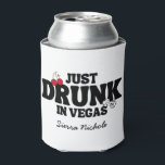 Rafraîchisseur Pour Canette Enterrée de Vie de Célibataire à Vegas<br><div class="desc">Célébrez votre week-end chanceux avec style avec le refroidisseur de boissons de fête de bachelorette "Juste plongé à Vegas" ! Parfait pour un séjour amusant à Vegas, ce refroidisseur présente un graphique ludique qui parle d'amour, de chance et de souvenirs inoubliables. C'est parfait pour célébrer votre week-end de escapade. Ce...</div>