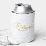 Rafraîchisseur Pour Canette Étudiant Personnalisé En Or De Script Moderne<br><div class="desc">Cadeaux Groomsman Personnalisés en or moderne avec nom de marionnettiste personnalisé en or style de police script moderne avec titre et date mariage dans le style de police sans serif moderne. Parfait aussi pour le meilleur homme, père de la mariée, demoiselle d'honneur, mère de la mariée et plus encore. Remarque...</div>
