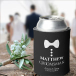 Rafraîchisseur Pour Canette Fun White Cravate Groomsman Mariage mousse Can Coo<br><div class="desc">Ces refroidisseurs de mousse amusants sont conçus comme des cadeaux ou des faveurs pour vos groomsmen. Ils présentent un design amusant d'une cravate blanche avec trois boutons sur un arrière - plan noir, donnant l'idée d'un smoking. Le texte dit "Groomsman" et a un espace pour son nom ainsi que le...</div>