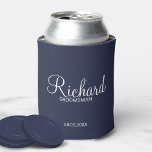 Rafraîchisseur Pour Canette Groomsman Personnalisé bleu marine moderne<br><div class="desc">Cadeaux Groomsman personnalisés avec le nom de marionnettiste personnalisé en blanc style de police de script moderne avec titre et date mariage en style de police sans serif moderne sur arrière - plan bleu marine. Parfait aussi pour le meilleur homme, père de la mariée, demoiselle d'honneur, mère de la mariée...</div>