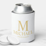 Rafraîchisseur Pour Canette Groomsman personnalisé classique blanc et or<br><div class="desc">Cadeaux de Groomsman Personnalisés Blanc et Or Classique avec monogramme personnalisé, nom et titre de groomsman dans le style de police serif classique. Aussi parfait pour Best Man, Père de la Mariée et plus. Remarque : Les détails du papier sont simulés dans l'illustration. Il n'y aura pas de métal sur...</div>
