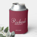 Rafraîchisseur Pour Canette Groomsman personnalisé de la Bourgogne moderne<br><div class="desc">Cadeaux Groomsman personnalisés avec le nom de toiletteur personnalisé en blanc style de police script moderne avec titre et date mariage en style de police sans serif moderne sur arrière - plan rouge bordeaux. Parfait aussi pour le meilleur homme, père de la mariée, demoiselle d'honneur, mère de la mariée et...</div>
