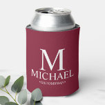 Rafraîchisseur Pour Canette Groomsman personnalisé de la Bourgogne moderne<br><div class="desc">Cadeaux de Groomsman Personnalisés modernes avec monogramme personnalisé,  nom et titre de marionnettiste en style serif classique blanc sur arrière - plan rouge bordeaux. Aussi parfait pour Best Man,  Père de la Mariée et plus.</div>
