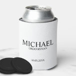 Rafraîchisseur Pour Canette Groomsman personnalisé moderne noir et blanc<br><div class="desc">Cadeaux personnalisés de Groomsman Black and White modernes avec le nom,  le titre et la date de mariage personnalisés dans le style de police serif classique. Aussi parfait pour Best Man,  Père de la Mariée et plus.</div>