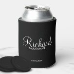 Rafraîchisseur Pour Canette Groomsman personnalisé moderne noir et blanc<br><div class="desc">Cadeaux personnalisés de Groomsman Black et Blanc modernes avec le nom de toiletteur personnalisé en blanc style de police de script moderne avec titre et date mariage dans le style de police sans serif moderne sur arrière - plan noir. Parfait aussi pour le meilleur homme, père de la mariée, demoiselle...</div>