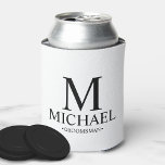 Rafraîchisseur Pour Canette Groomsman personnalisé moderne noir et blanc<br><div class="desc">Cadeaux de Groomsman Personnalisés Noir et Blanc Modernes avec monogramme personnalisé,  nom et titre du marionnettiste dans le style de police serif classique. Aussi parfait pour Best Man,  Père de la Mariée et plus.</div>