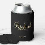 Rafraîchisseur Pour Canette Groomsman personnalisé moderne noir et or<br><div class="desc">Cadeaux de Groomsman Personnalisés Noir et Or moderne avec nom de marionnettiste personnalisé en or style de police script moderne avec titre et date mariage dans style de police sans serif moderne sur arrière - plan noir. Parfait aussi pour le meilleur homme, père de la mariée, demoiselle d'honneur, mère de...</div>