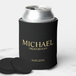 Rafraîchisseur Pour Canette Groomsman personnalisé moderne noir et or<br><div class="desc">Cadeaux personnalisées de Groomsman Black et Gold modernes avec nom, titre et date mariage personnalisés en or style de police serif classique sur arrière - plan noir. Aussi parfait pour Best Man, Père de la Mariée et plus. Remarque : Les détails du papier sont simulés dans l'illustration. Il n'y aura...</div>