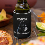 Rafraîchisseur Pour Canette Hooker On the Weekends Funny Fishing<br><div class="desc">Cette conception a été créée par art numérique. Elle peut être personnalisée en cliquant sur le bouton personnaliser et en modifiant la couleur, en ajoutant un nom, des initiales ou vos mots préférés. Contactez-moi à l'adresse colorflowcreations@gmail.com si vous souhaitez que ce design soit disponible sur un autre produit. Achetez ma...</div>