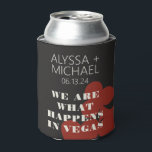 Rafraîchisseur Pour Canette Las Vegas Nous Sommes Ce Qui Se Passe Mariage Fave<br><div class="desc">Une destination moderne et amusante cadeau de bienvenue de mariage peut refroidir pour remercier vos invités d'être venu à votre événement à Las Vegas! Cette chambre de mariage peut refroidir les caractéristiques rouge en gras de carte à jouer carte graphiques, "Nous sommes ce qui se passe à Vegas", et entièrement...</div>