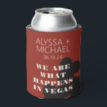 Rafraîchisseur Pour Canette Las Vegas Nous Sommes Ce Qui Se Passe Mariage Fave<br><div class="desc">Une destination moderne et amusante cadeau de bienvenue de mariage peut refroidir pour remercier vos invités d'être venu à votre événement à Las Vegas! Cette chambre de mariage peut refroidir caractéristiques graphite noir gras de carte à jouer carte graphiques, "We are ce qui se passe à Vegas", et entièrement personnalisable...</div>