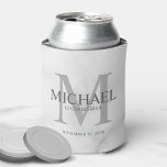 Rafraîchisseur Pour Canette Marbre blanc Classé Salons Personnalisés<br><div class="desc">Ajoutez une touche personnelle à votre mariage avec des groomsmen personnalisés peut refroidir. Ce peut refroidir les caractéristiques personnalisées nom de toiletteur avec titre et date mariage en gris et monogramme en gris clair comme arrière - plan, dans le style de police serif classique, sur arrière - plan en marbre...</div>