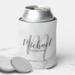 Rafraîchisseur Pour Canette Marbre blanc Script moderne Groomsmen personnalisé<br><div class="desc">Ajoutez une touche personnelle à votre mariage avec des groomsmen personnalisés peut refroidir. Ce peut refroidir caractéristiques personnalisées groomsmen nom en gris style de police de script moderne et monogramme en gris clair style de police de script moderne comme arrière - plan avec titre et date mariage en gris moderne...</div>