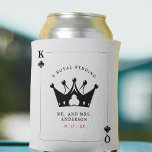 Rafraîchisseur Pour Canette Mariage de carte de poker King & Queen of Clubs Ca<br><div class="desc">Roi et reine des clubs jouant mariage carte peut refroidir. Personnalisez-le avec les détails de votre événement. Idéal pour un poker ou une fête thématique à Las Vegas.</div>