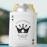 Rafraîchisseur Pour Canette Mariage de carte de poker King & Queen of Spades C<br><div class="desc">Roi et reine de pique jouant mariage de carte peut refroidir. Personnalisez-le avec les détails de votre événement. Idéal pour un poker ou une fête thématique à Las Vegas.</div>