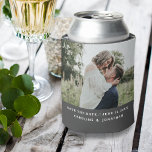 Rafraîchisseur Pour Canette Mariage Enregistrer la date Photo Simple Minimal N<br><div class="desc">Envoyez un super plaisir Save the Date! Ce recto recto peut refroidir les caractéristiques de votre photo avec du lettrage blanc placé contre un arrière - plan gris foncé/noir. Fait un unique enregistrer la date ou utiliser comme une faveur pour une fête de fiançailles, douche nuptiale ou comme un cadeau...</div>