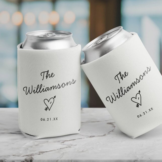 Rafraîchisseur Pour Canette Mariage minimaliste moderne Nom simple (Two white can coolers with the text The Williams and date and a heart with arrow, minimalist design)