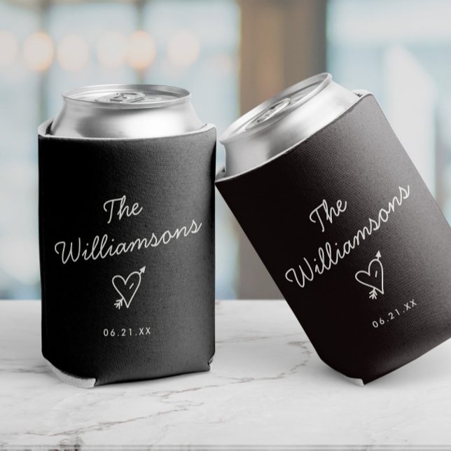 Rafraîchisseur Pour Canette Mariage minimaliste moderne Nom simple (Black can coolers with custom date and name, as well as a cupids heart illustration, minimalist cool)