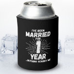 Rafraîchisseur Pour Canette Married 1 Year Funny 1st Anniversary<br><div class="desc">Drôle cadeau d'anniversaire 1er mariage pour les couples qui vivent la vie conjugale depuis 1 an et qui ont vu et entendu tout et rien ne les effraie. Parfait pour un couple marié célébrant 1 an de mariage avec une fête du 1er anniversaire de mariage ! Ce cadeau d'anniversaire de...</div>