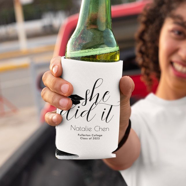 Rafraîchisseur Pour Canette Moderne Blanc Élégant Elle L'A Fait Graduation Par (Créateur téléchargé)