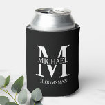 Rafraîchisseur Pour Canette Monogramme et nom du Groomsman personnalisé classi<br><div class="desc">Cadeaux de Groomsman Personnalisés Classique avec monogramme,  nom et titre de marionnettiste personnalisé en style de police serif classique blanc sur arrière - plan noir. Aussi parfait pour Best Man,  Père de la Mariée et plus.</div>