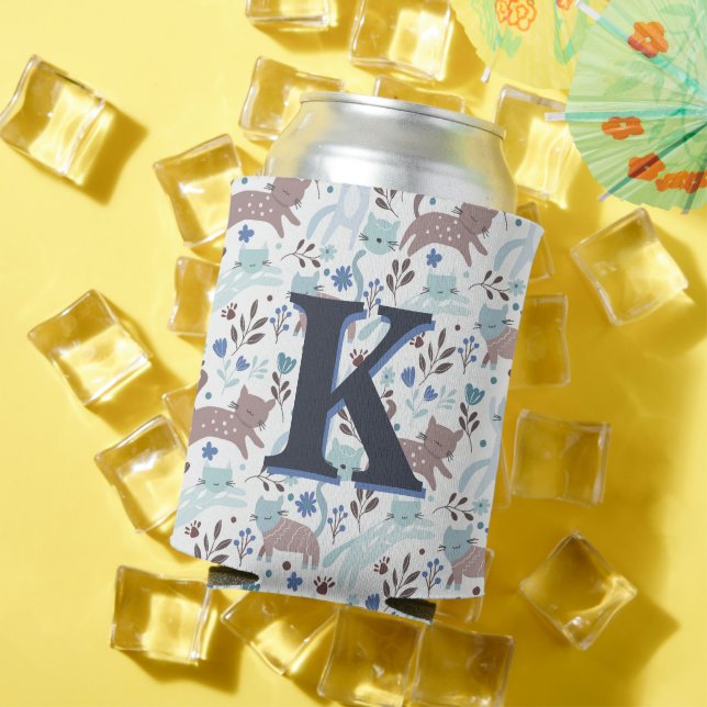 Rafraîchisseur Pour Canette Motif de chat Whimsical, Monogramme gris bleu (Été in situ)