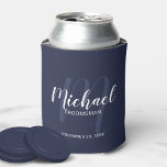 Rafraîchisseur Pour Canette Navy Blue Modern Script Cuomsmen personnalisé<br><div class="desc">Ajoutez une touche personnelle à votre mariage avec des groomsmen personnalisés peut refroidir. Ce peut refroidir caractéristiques personnalisées groomsmen nom en blanc style de police de script moderne et monogramme en bleu clair style de police de script moderne comme arrière - plan avec titre et date mariage en gris moderne...</div>