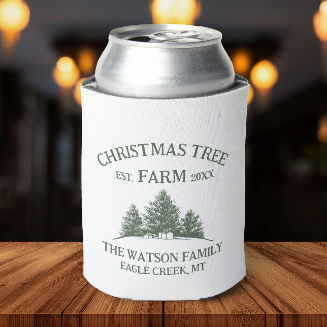 Rafraîchisseur Pour Canette Nom de famille personnalisé Christmas Tree Farm Re (A can cooler featuring a festive design of a Christmas tree farm, perfect for holiday gatherings )