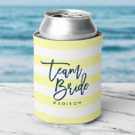 Rafraîchisseur Pour Canette Pastel Jaune et Blancs Bleu Team Bride<br><div class="desc">Gardez vos boîtes de boisson cool avec cette boîte de refroidissement élégant avec les mots "Team Bride" en bleu script tendance contre un motif jaune et blanc préppy arrière - plan. Parfait pour les mariages, les douches nuptiales et les soirées bachelorette. Pour les refroidisseurs Can dans d'autres couleurs et d'autres...</div>