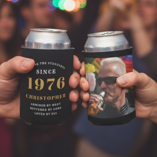 Rafraîchisseur Pour Canette Personnalisé 1976 Anniversaire Can Cooler Nom pers (50th birthday can coolers held in two hands)